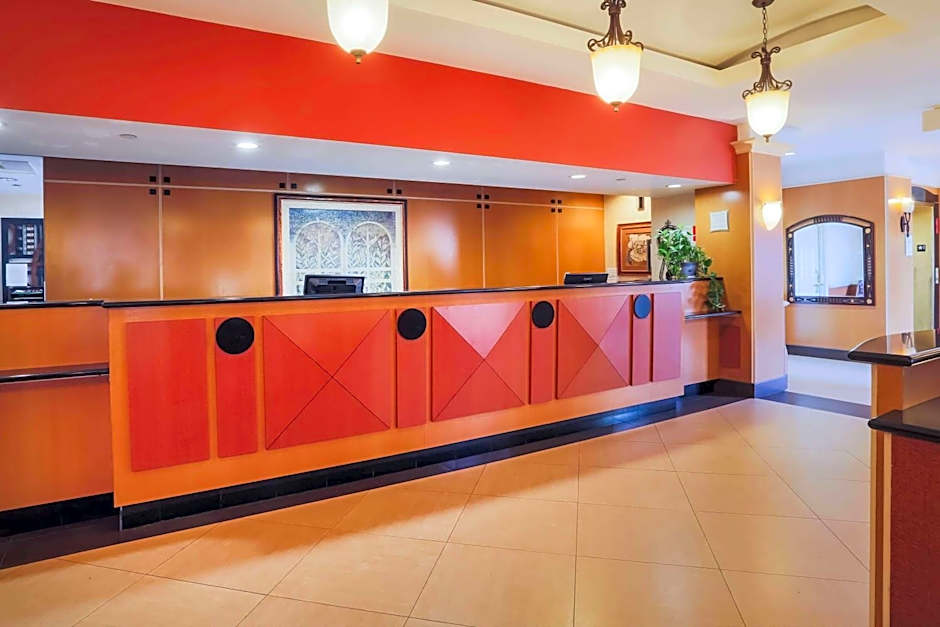 La Quinta Inn & Suites by Wyndham Islip Macarthur Airport