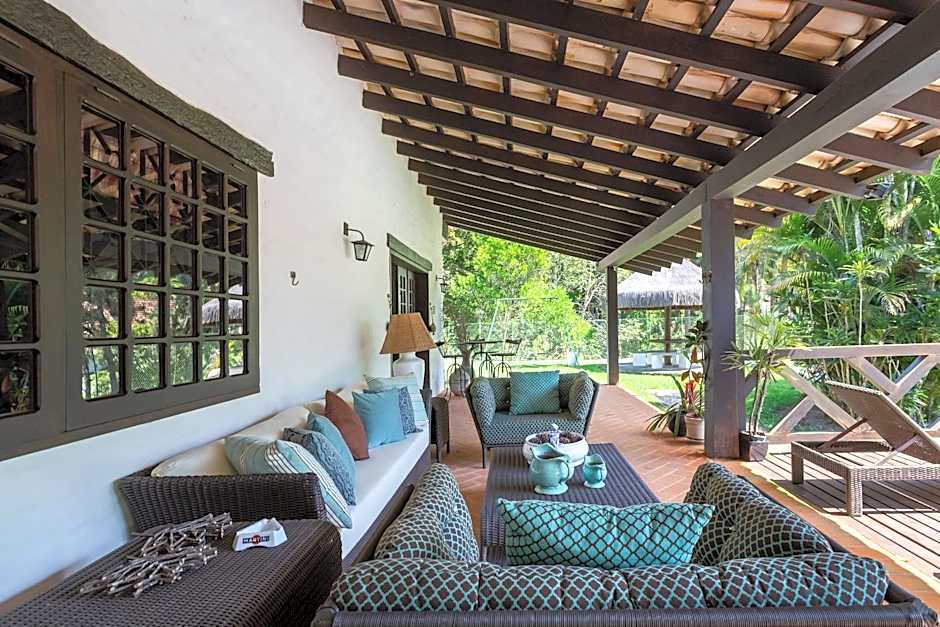 Sítio com piscina, área arborizada e lazer