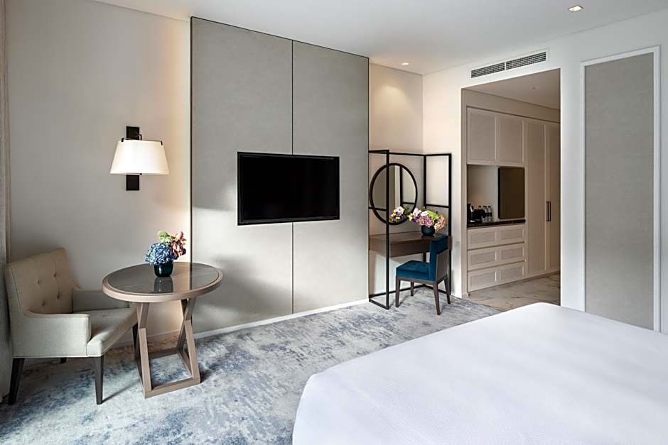 Photo 1 of 4 of Deluxe 1 King Bed, Mountain View