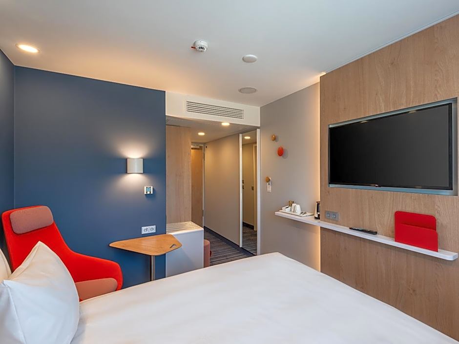 Holiday Inn Express - Hamburg South A7-AS42 By IHG