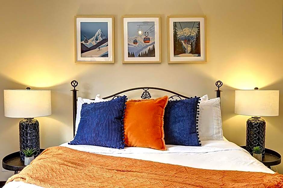 Front RIVER private BEACH 2 HOT TUBS 15 p SAUNA