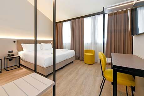 Executive Family Room with One Queen Bed and One Single Bed - Non-Smoking