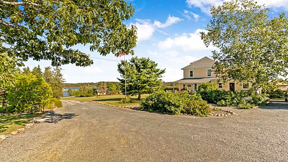 Bayview Pines Country Inn B&B