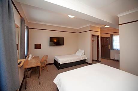 Family Room (2 Adults + 2 Children)