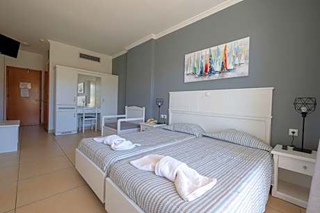 Triple Room with Terrace