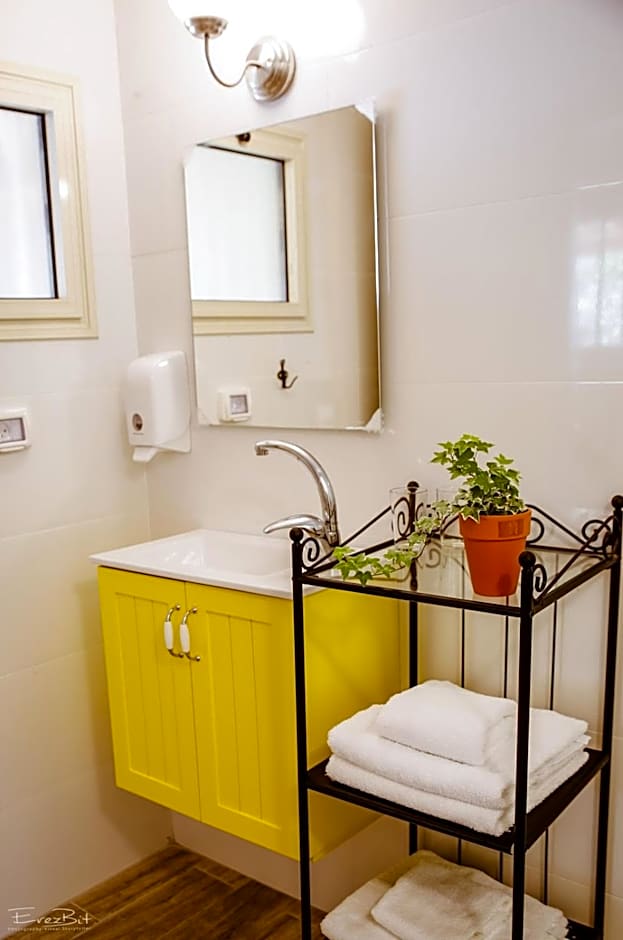 Shaar Hagolan Kibbutz Country Lodging