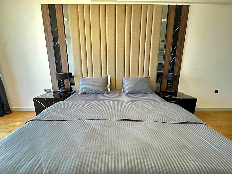 Stunning skyview luxury apt floor in high floor