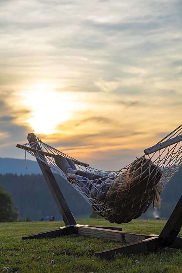 Stodoły Modyń - Domki w Beskidzie Wyspowym - staw kąpielowy, balia, sauna, grota solna - widok na góry