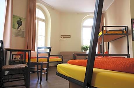 Single Bed in Mixed Dormitory Room