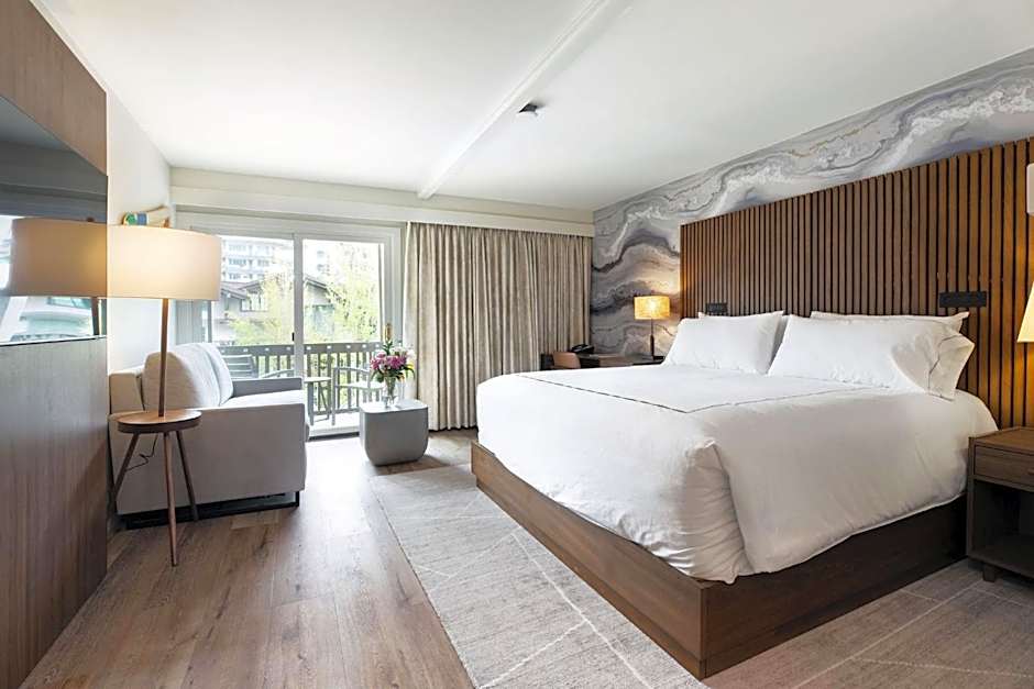 Photo 1 sur 8 de 1 King Bed, Creek View, Balcony