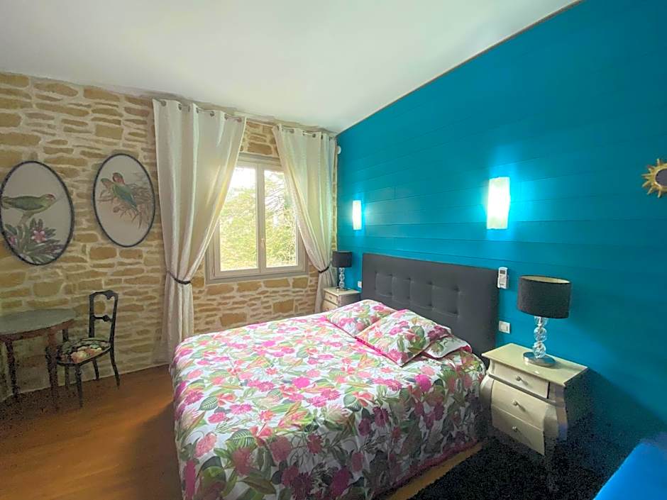 Ô Clair de Lune au cœur de Sarlat - Chambres climatisées - Parking privé - Piscine chauffée - Spa et massages