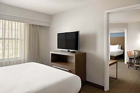2 bedroom ste ada/hearing, 2 bedroom larger suite