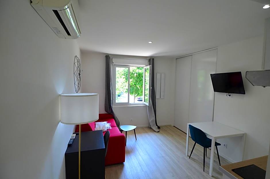 STUDIO CASSIN - next to tramway line 2 near airport