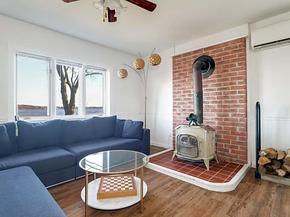 Cozy family waterfront retreat recently renovated