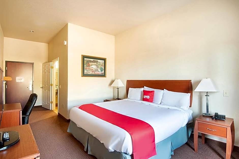 OYO Townhouse Clute Lake Jackson