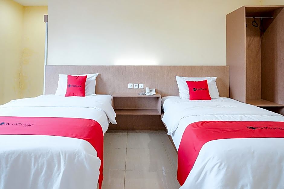 RedDoorz at Hotel Mayang Sari 1