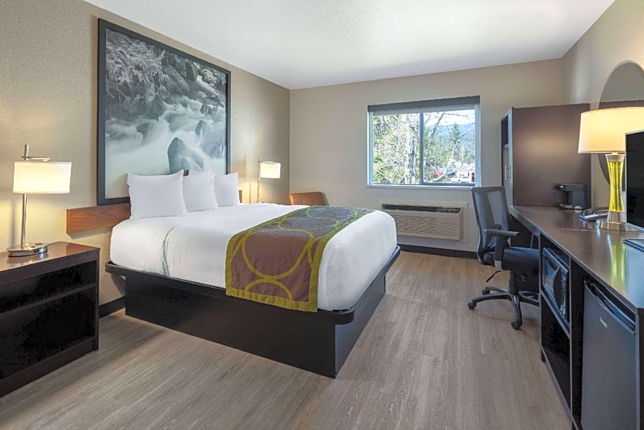 Super 8 By Wyndham St. Regis