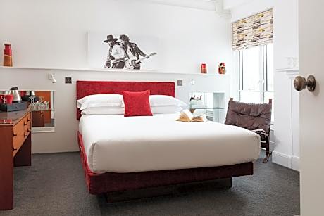 King-Ensuite with Shower