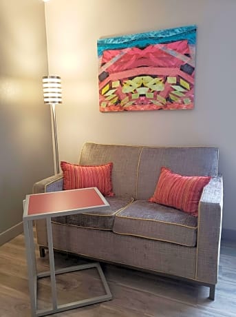 1 King Bed Study With Twin Sofabed Nonsmoking