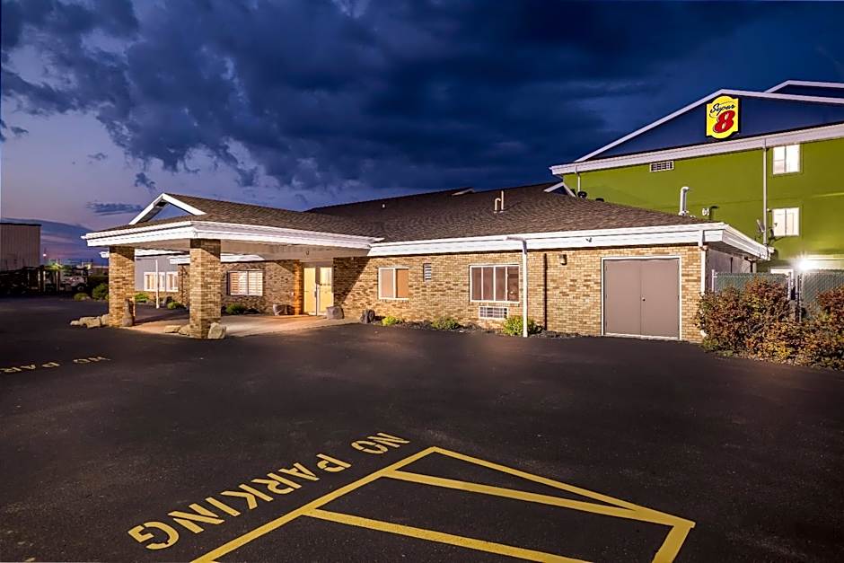 Super 8 by Wyndham Osseo WI