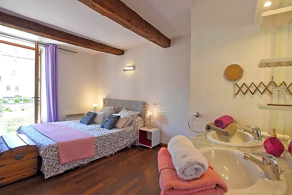 L'AMARILYS chambre d'hôte au coeur du village, terrasse avec vue sur le château