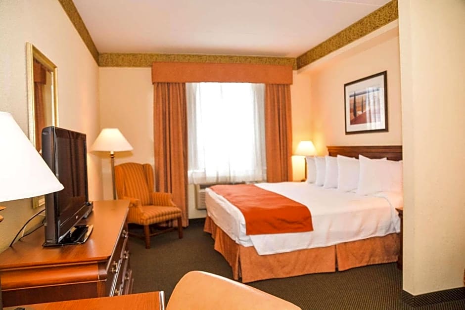 Country Inn & Suites by Radisson, London South, ON