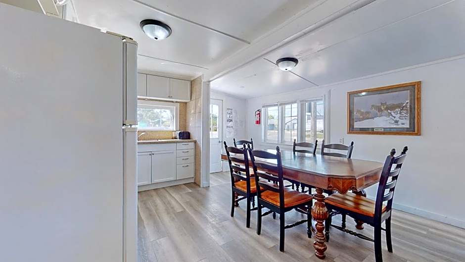 Main Beach River Retreat - Wasaga Beach 1 - Main Strip - 93 Mosley St