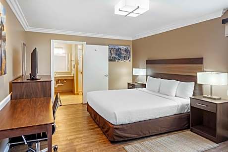 King Room with Roll-In Shower - Mobility Access