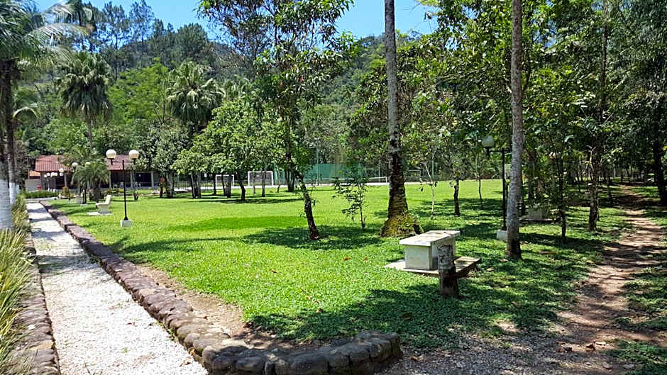 Caso em condomínio com lago, serra, campo e mar