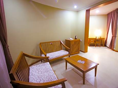 FAMILY ROOM CONNECTING