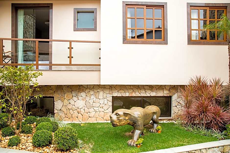 ESPAÇO 250 - Apto mobiliado, 3 quartos, sendo uma suíte, banheiro social, cozinha completa, sala de estar, ar condicionado, tv e internet