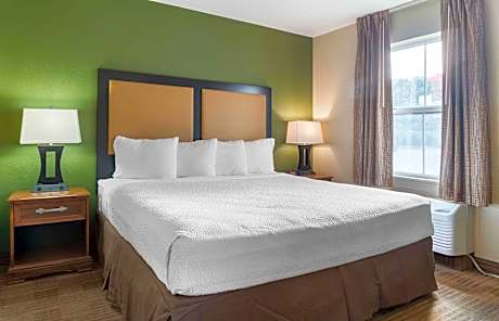 Deluxe Studio with 1 King Bed - Non-Smoking