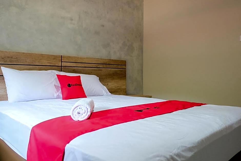 RedDoorz near Trans Studio Mall Cibubur 3