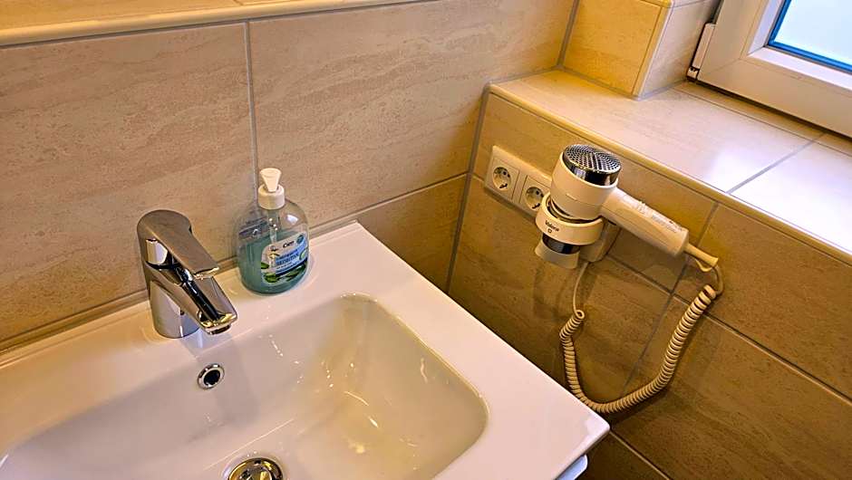 Hotel Dorfkrug Büsum - günstige Altbauzimmer Am Oland