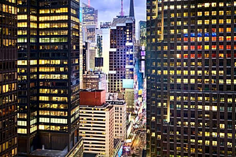 Corner King Room with City View