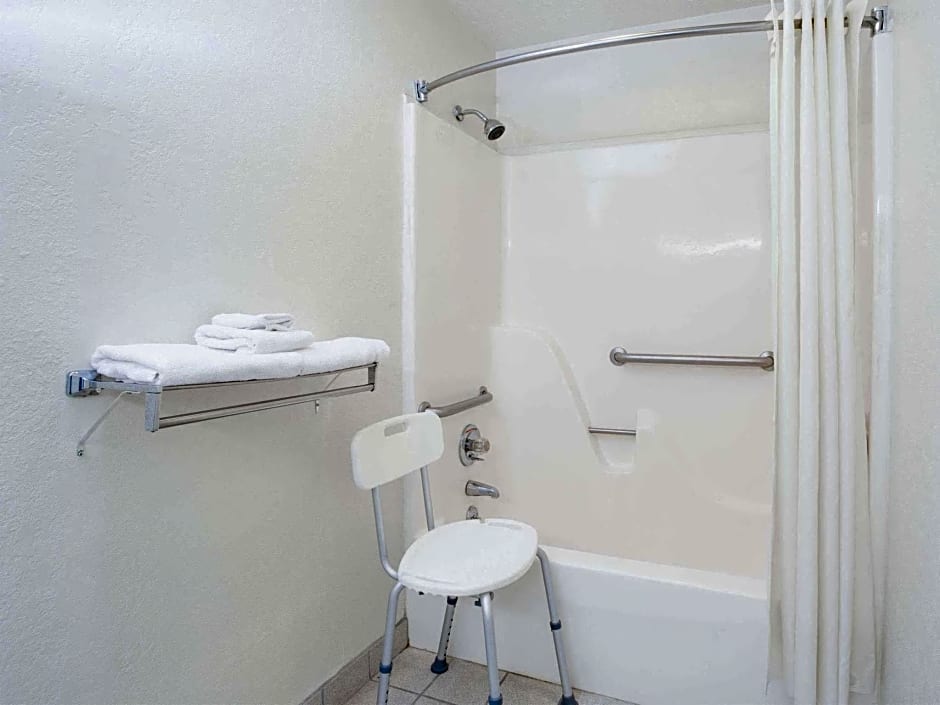 Travelodge by Wyndham Parkersburg