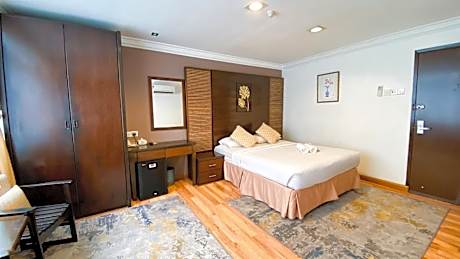 Deluxe Queen Room with View