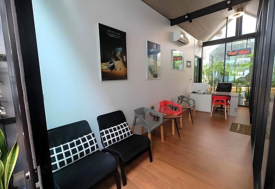 Red Door Samsen Hotel