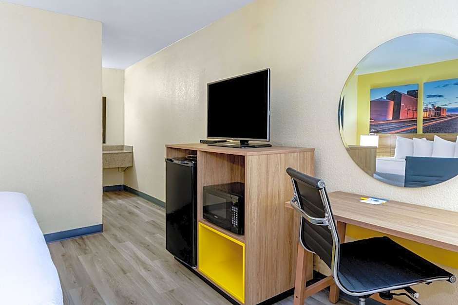 Days Inn & Suites by Wyndham Clovis