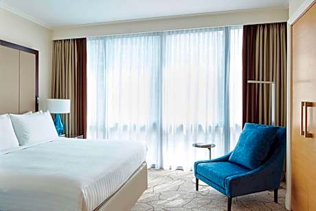 Curve Suite with Lounge Access