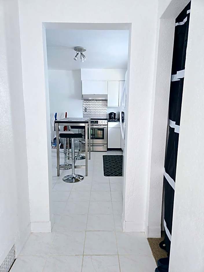 Charming Room With Attached Private Bath in the Heart of Vancouver! Private parking, Self Check-in & Just 4 mins to Metrotown!