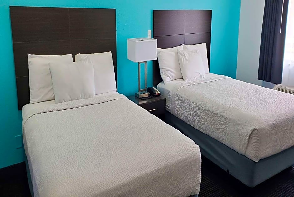 Travelodge by Wyndham Livonia/Canton/Novi Detroit Area