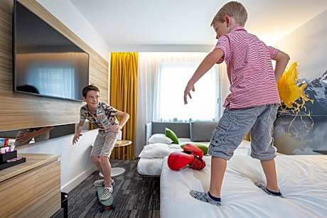 Two Adjacent Queen Rooms (non communicating)