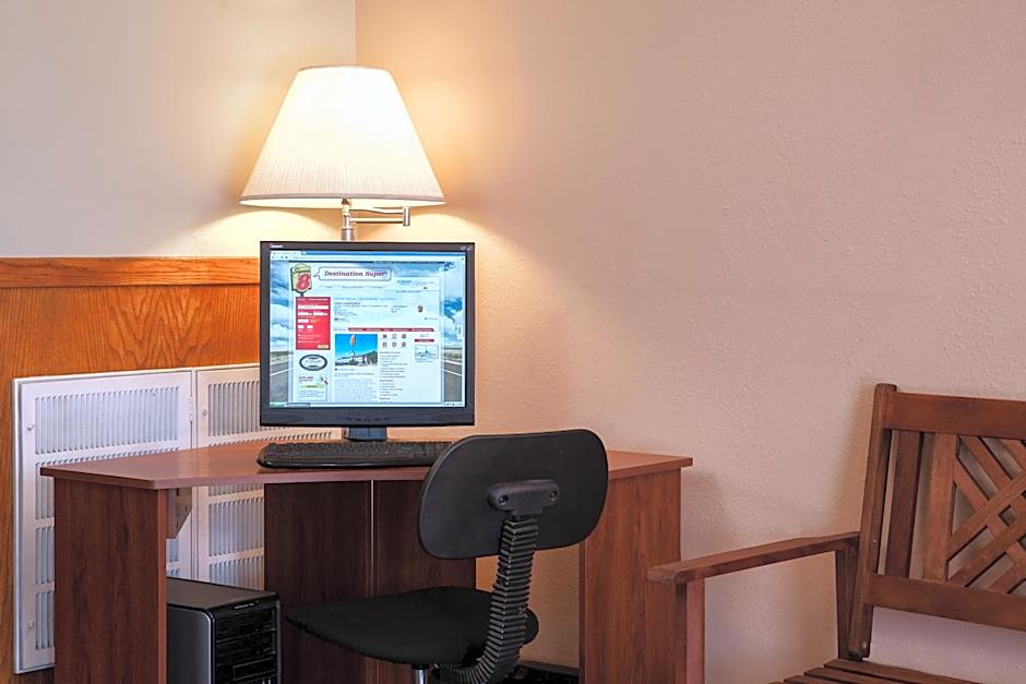 Super 8 by Wyndham Manhattan KS