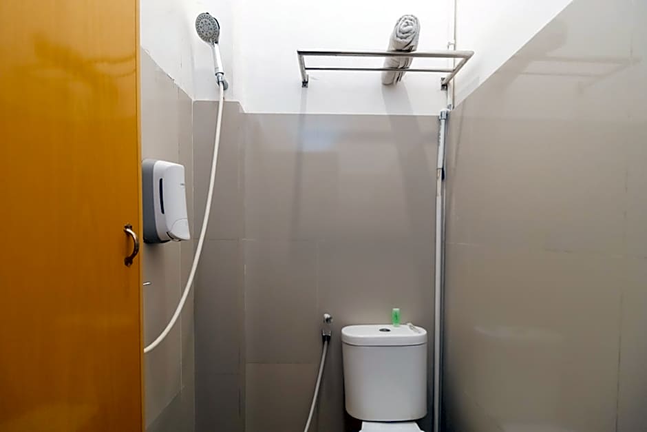 RedDoorz @ Fella Homestay Medan