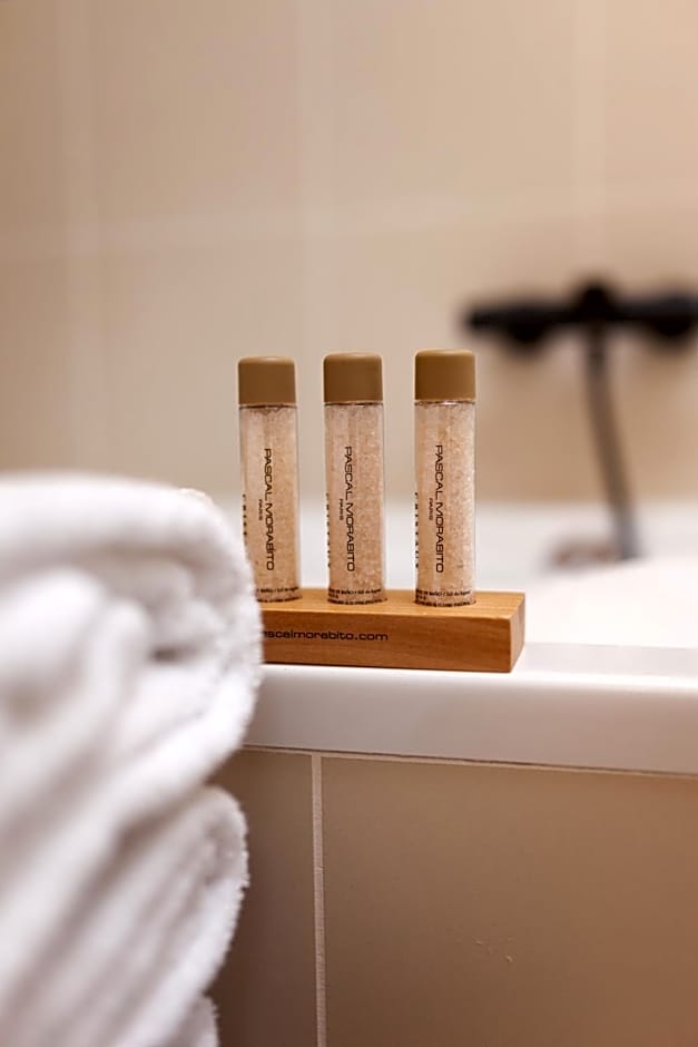 Tinah Paris, Champs Elysées