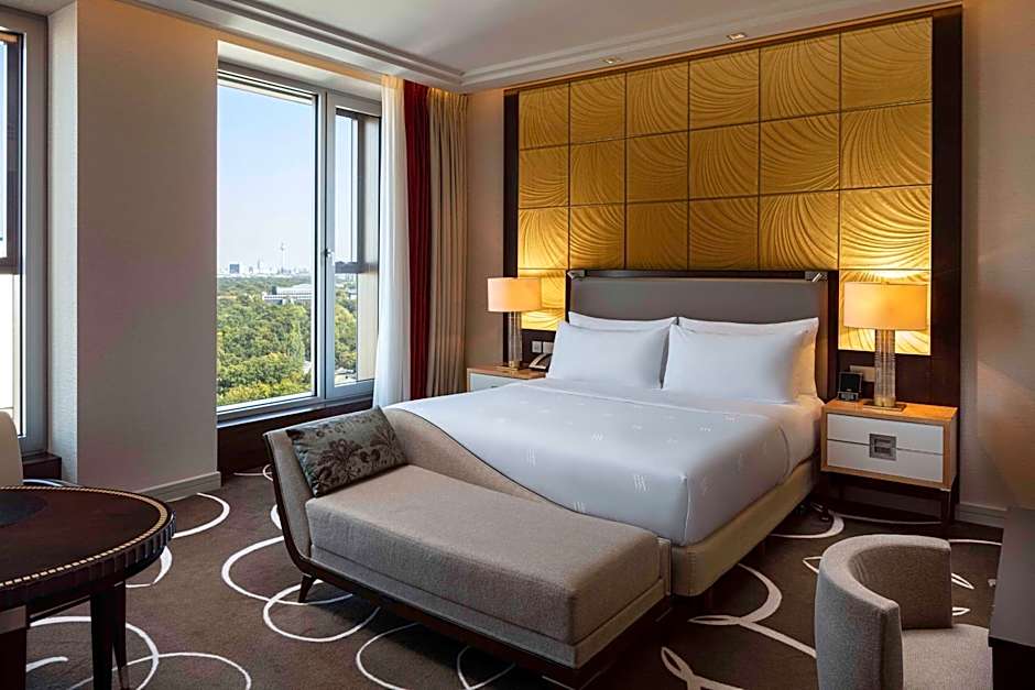 Photo 1 of 3 of Deluxe 1 King Bed, City View