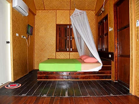 Bungalow with Garden View