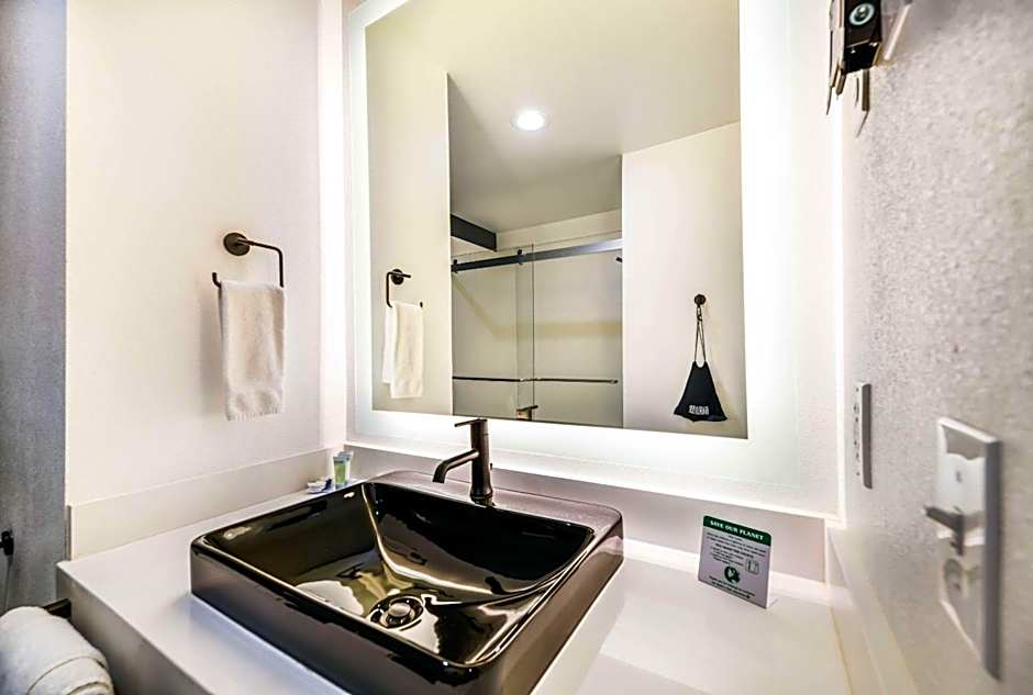 Hy-Lo Hotel, Ascend Hotel Collection