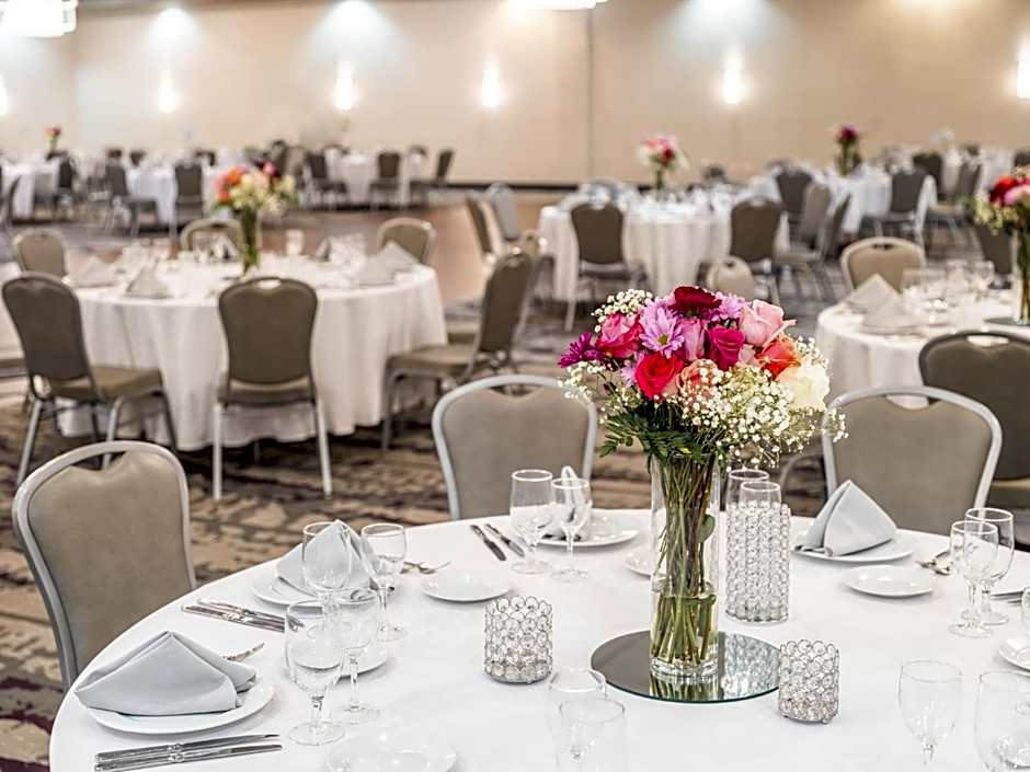 Crowne Plaza Milwaukee Airport by IHG